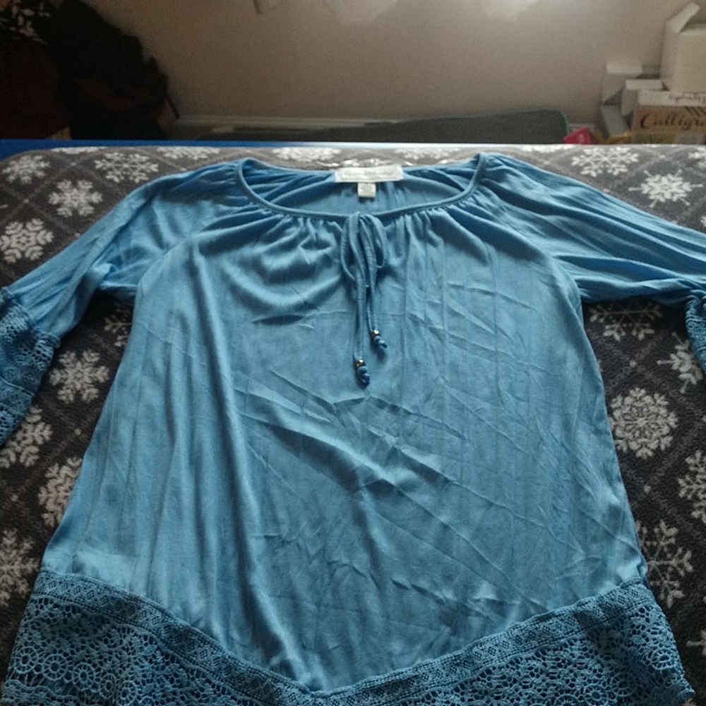 💙3/$25   Pretty top with lace